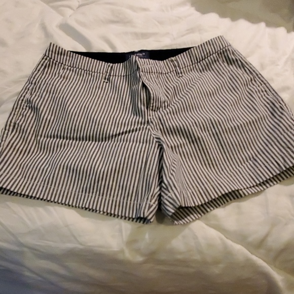 Women's shorts - Picture 1 of 3